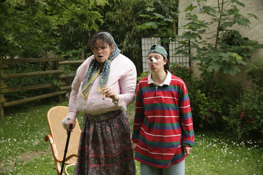 Juliette Fribourg et Ambre Matton dans Sorcières, Sorcières
