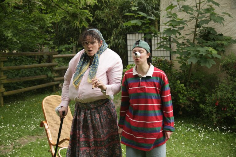Juliette Fribourg et Ambre Matton dans Sorcières, Sorcières